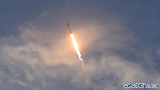 佛罗里达州卡纳维拉尔角，肯尼迪航天中心 39A 辐射台，SpaceX 猎鹰 9 号火箭搭载 60 颗星链卫星起飞，这是星链组网第 13 批卫星，旨在为大家提供宽带互联网管事，拍摄于 2020 年 10 月 6 日。